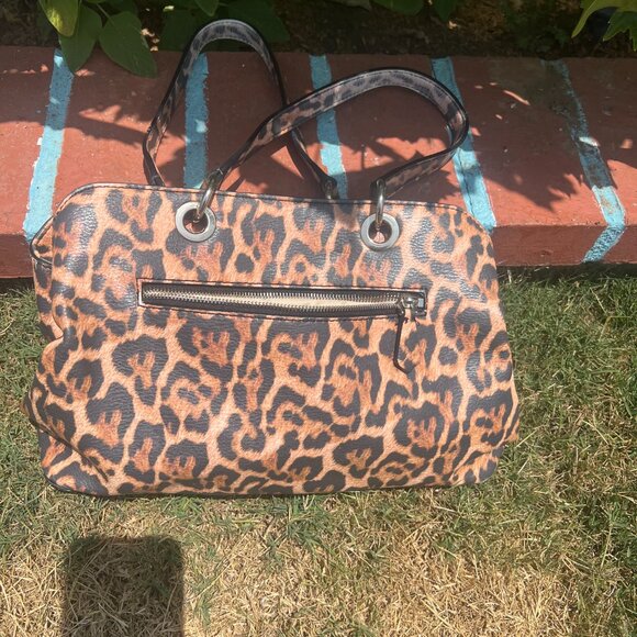 GUESS - Picture 2 of 3